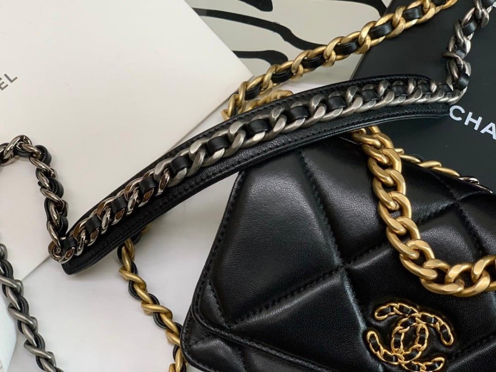 Chan*l 19 wallet on chain in shiny lambskin - image 4
