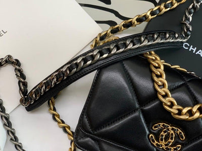 Chan*l 19 wallet on chain in shiny lambskin - image 4