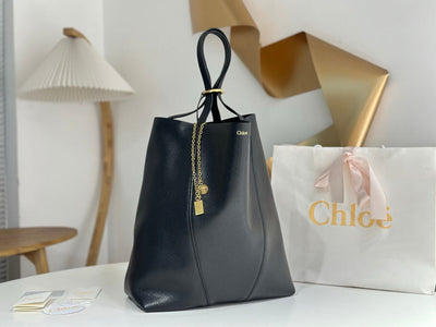 Chlo Spin tote bag in black grained leather - Main Image