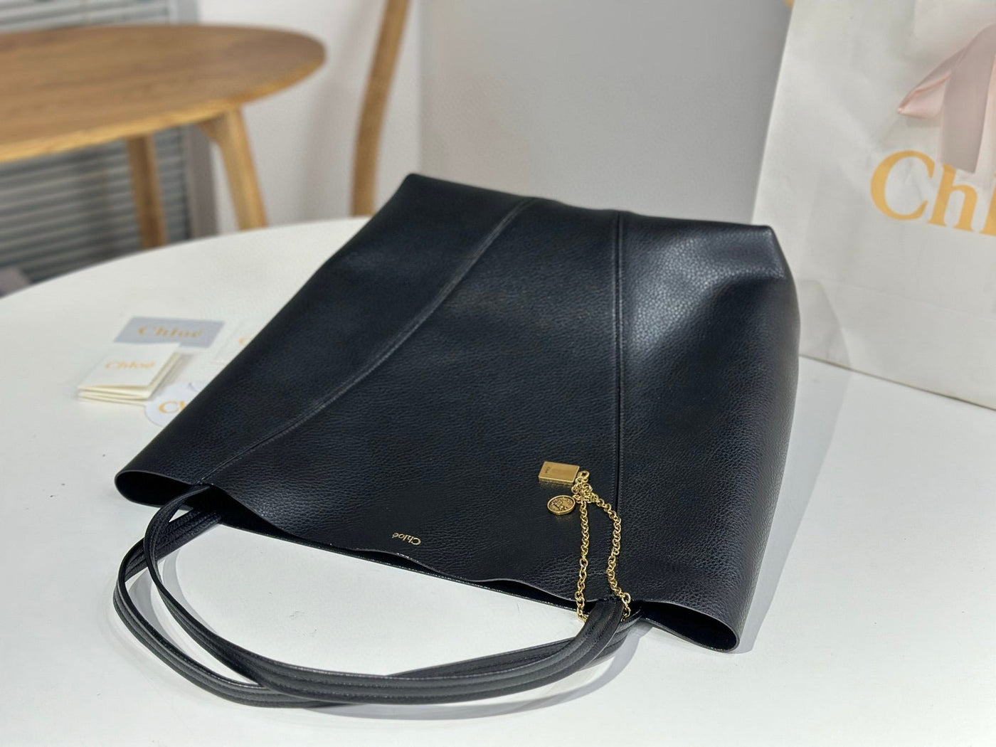 Chlo Spin tote bag in black grained leather - Image 5