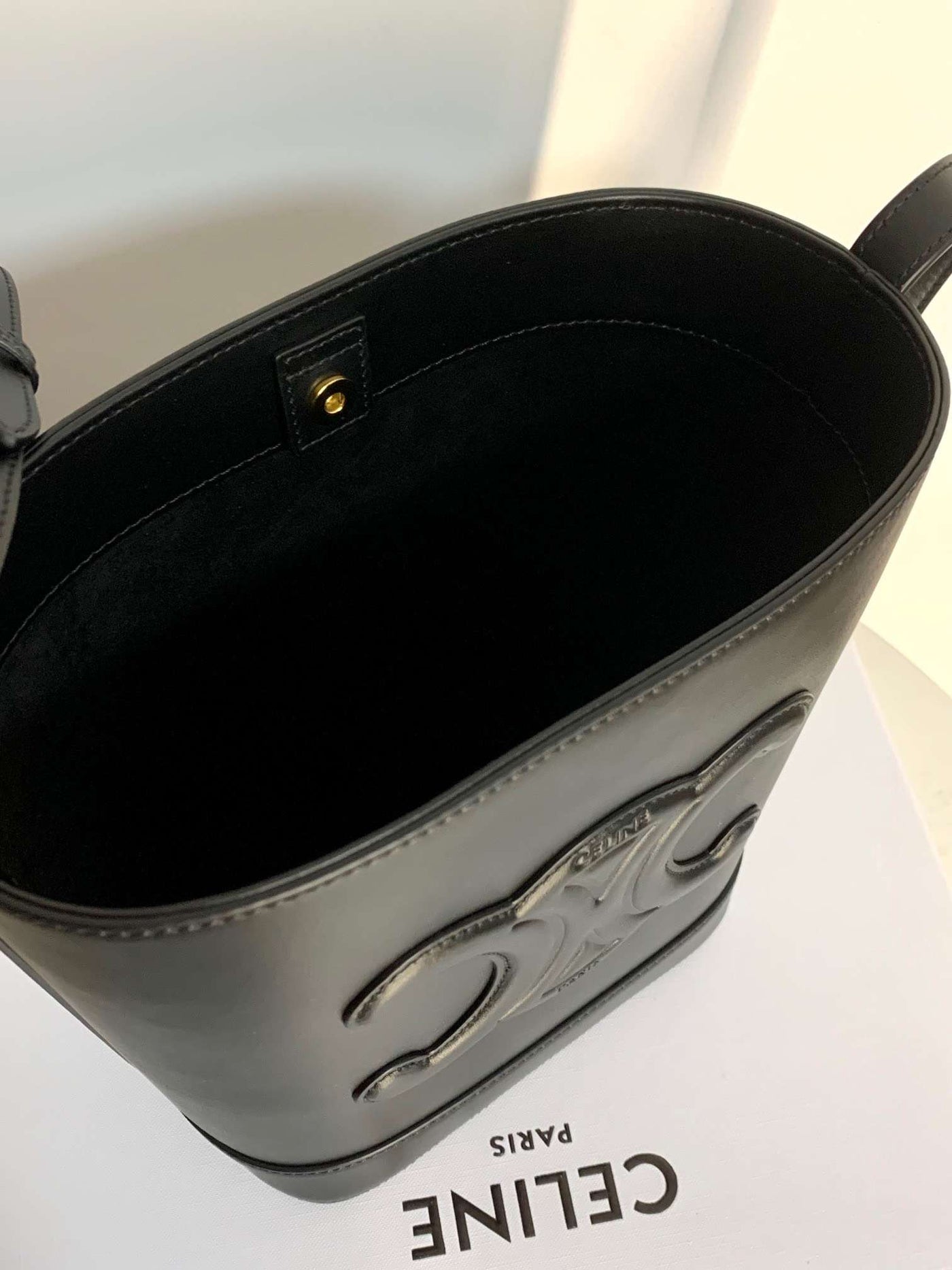 Cel*ne small bucket cuir triomphe handbag black bucket shape 30x22x12cm - image 2