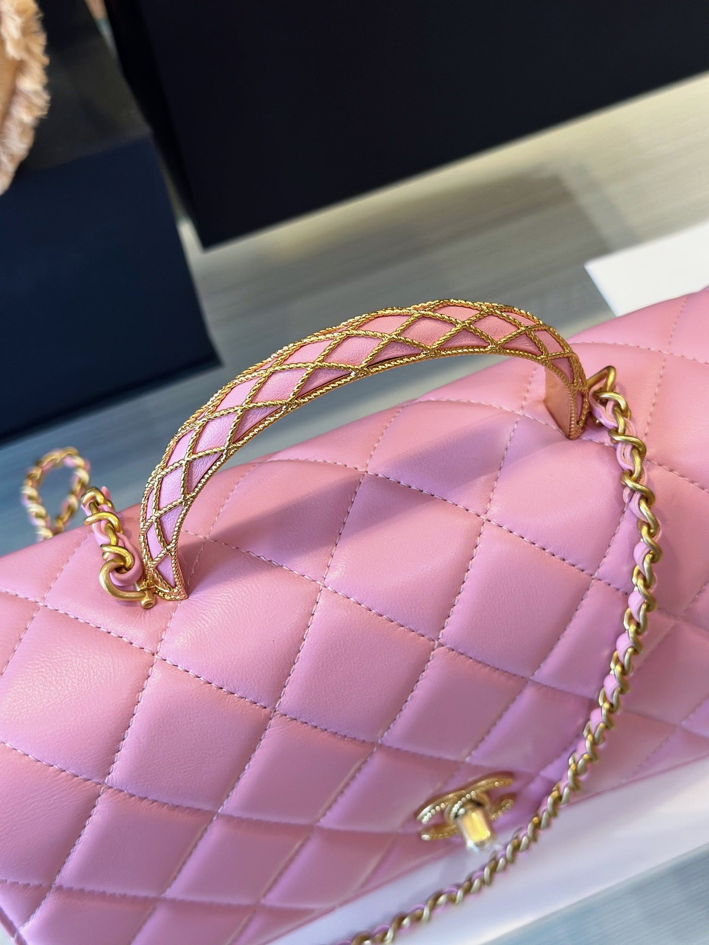 Chan*l coco mini handbags pink with lock gold 22x21cm - image 7