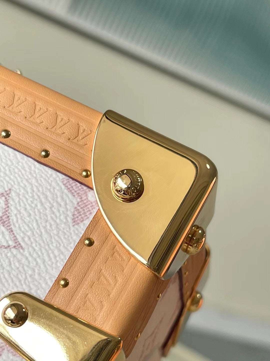 Lou*s Vuitt*n lv camera box lock gold 16x13x7.5cm - image 2