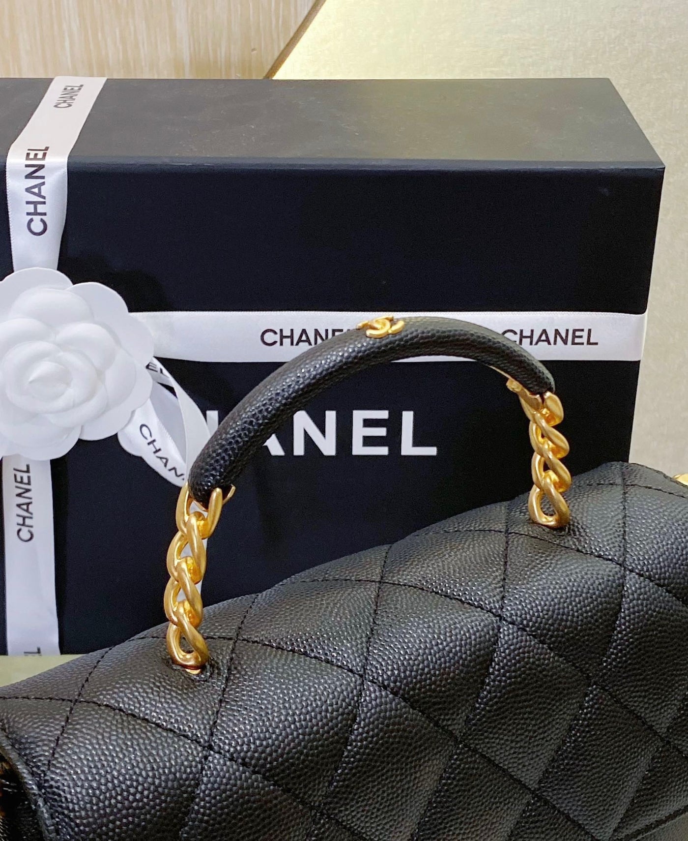 Chan*l handle woman’s black leather handbags pebbled leather 19cm - image 2
