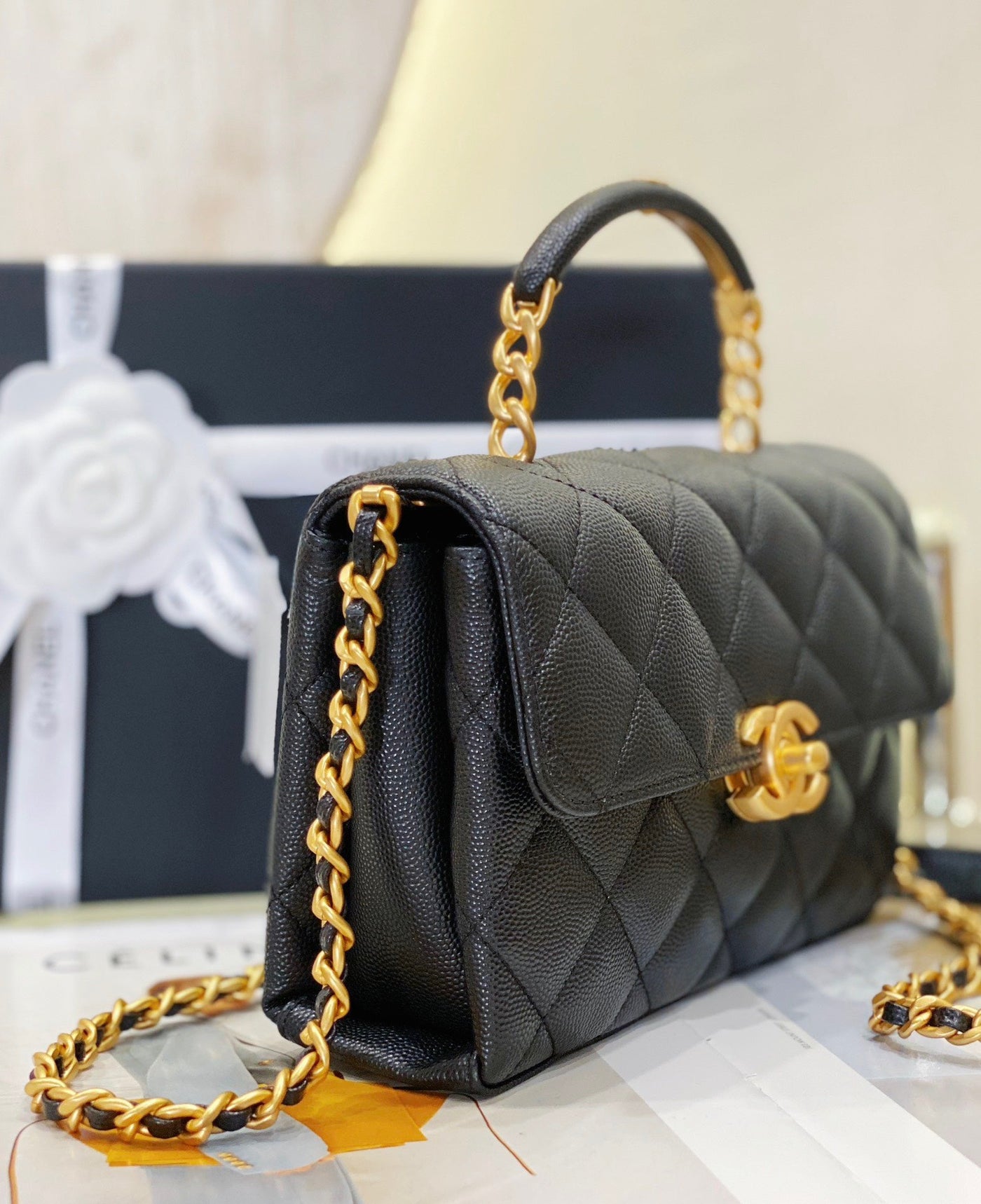 Chan*l handle woman’s black leather handbags pebbled leather 19cm - image 3