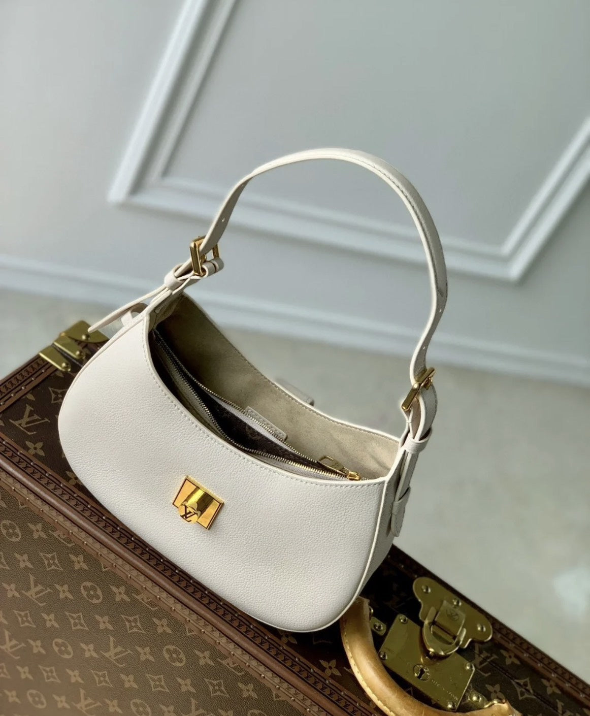 Lou*s Vuitt*n lv lowkey lock pattern woman’s handbags 26x18x7cm - image 2