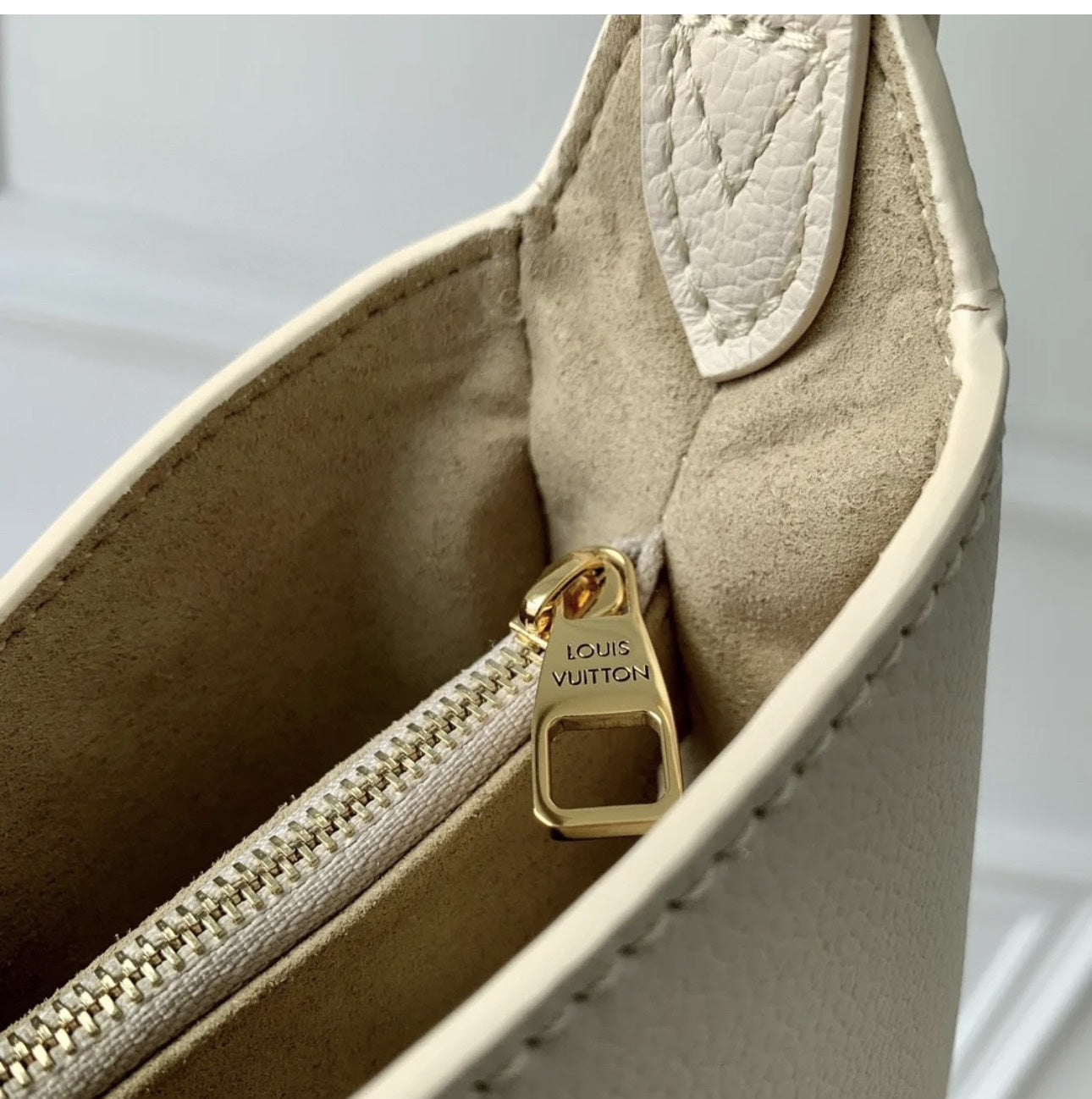 Lou*s Vuitt*n lv lowkey lock pattern woman’s handbags 26x18x7cm - image 3