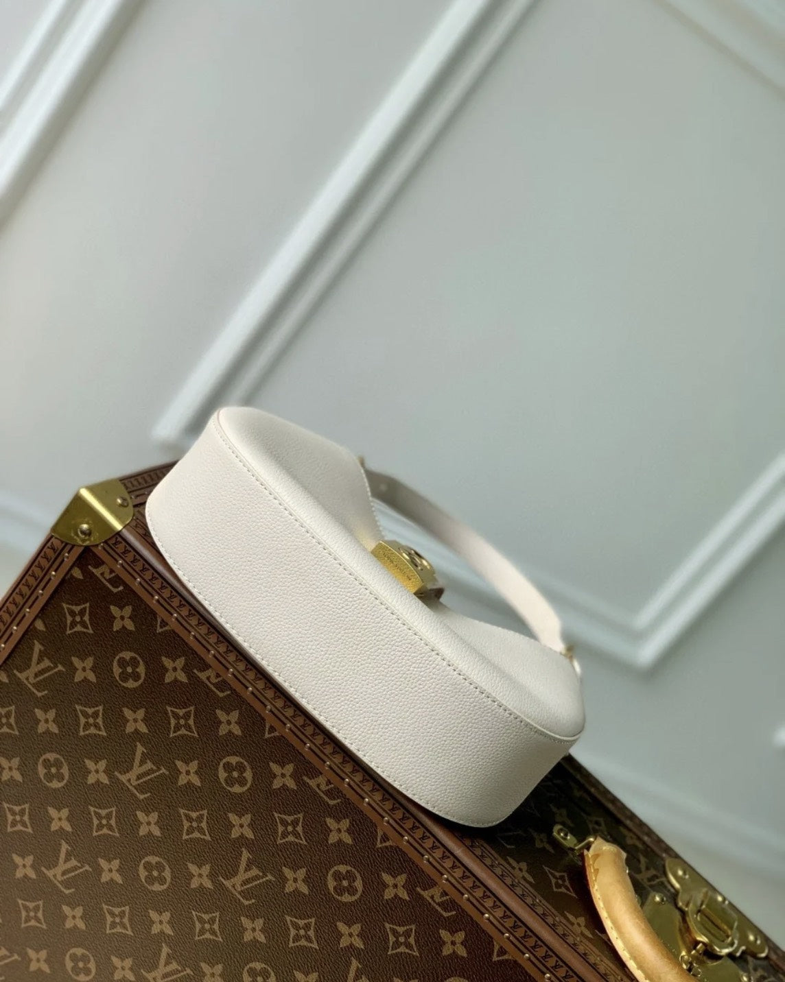 Lou*s Vuitt*n lv lowkey lock pattern woman’s handbags 26x18x7cm - image 4