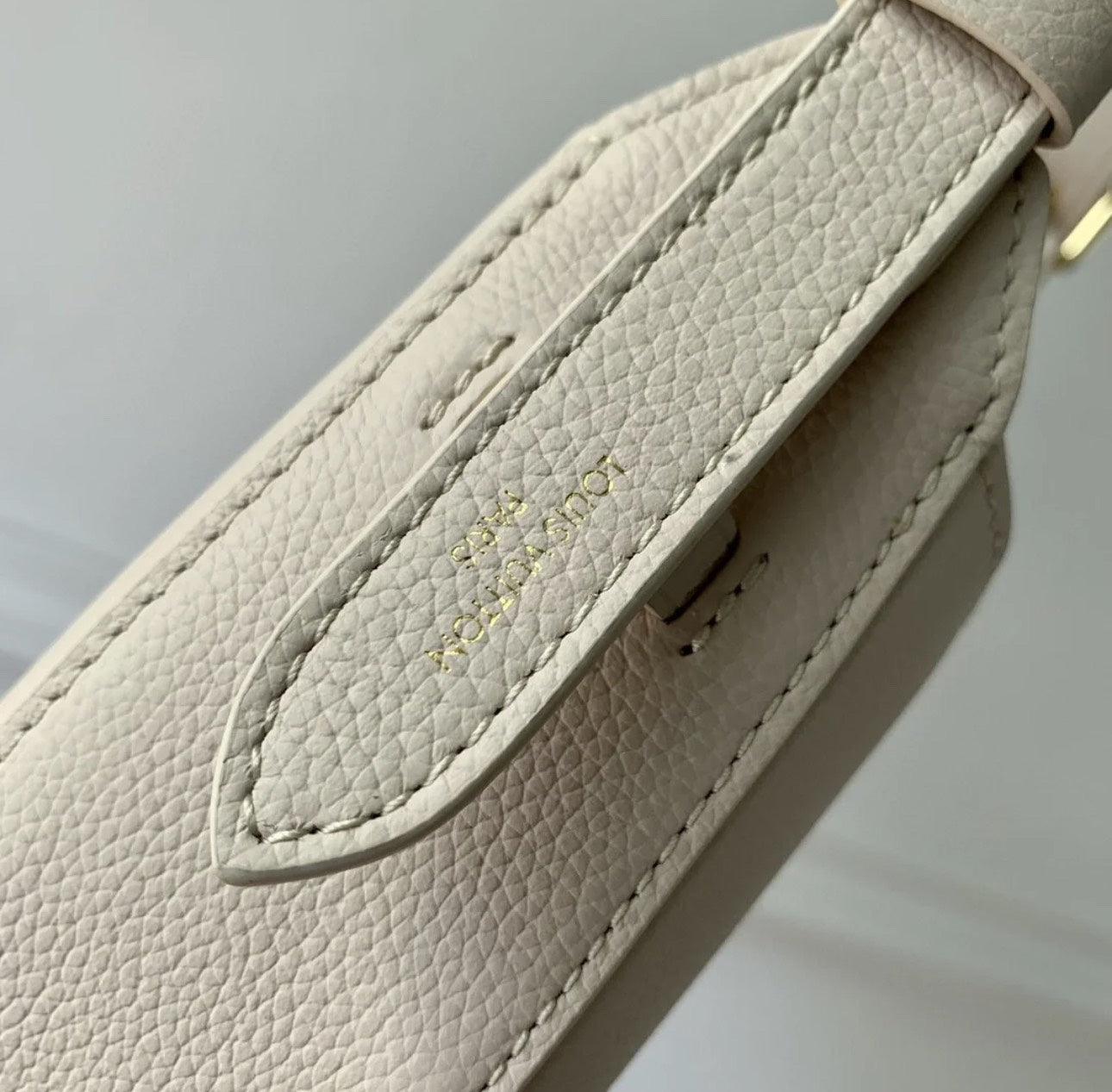 Lou*s Vuitt*n lv lowkey lock pattern woman’s handbags 26x18x7cm - image 5