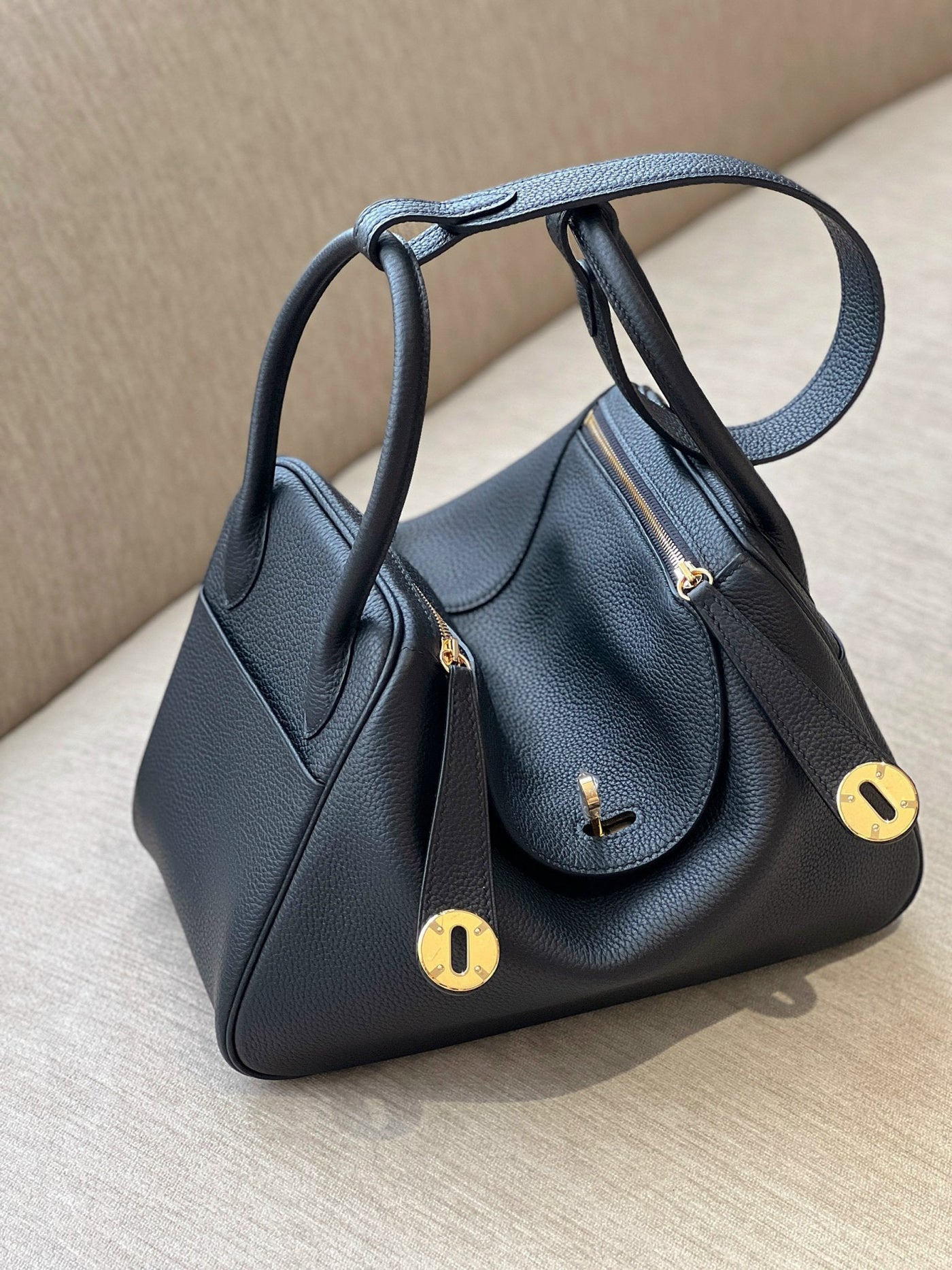 Herm*s lindy handbags woman’s black leather lock gold size 26cm - image 2