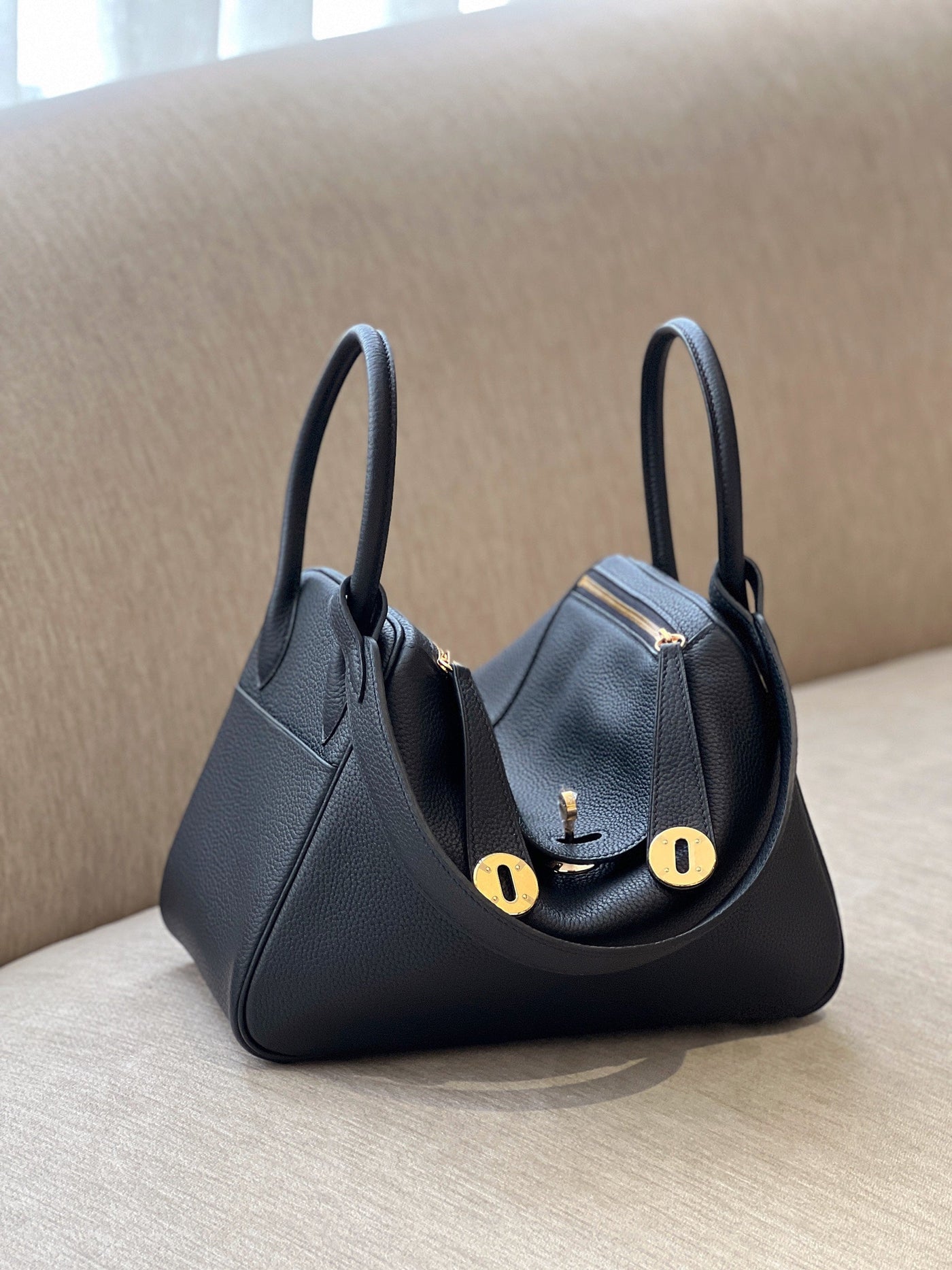 Herm*s lindy handbags woman’s black leather lock gold size 26cm - image 4