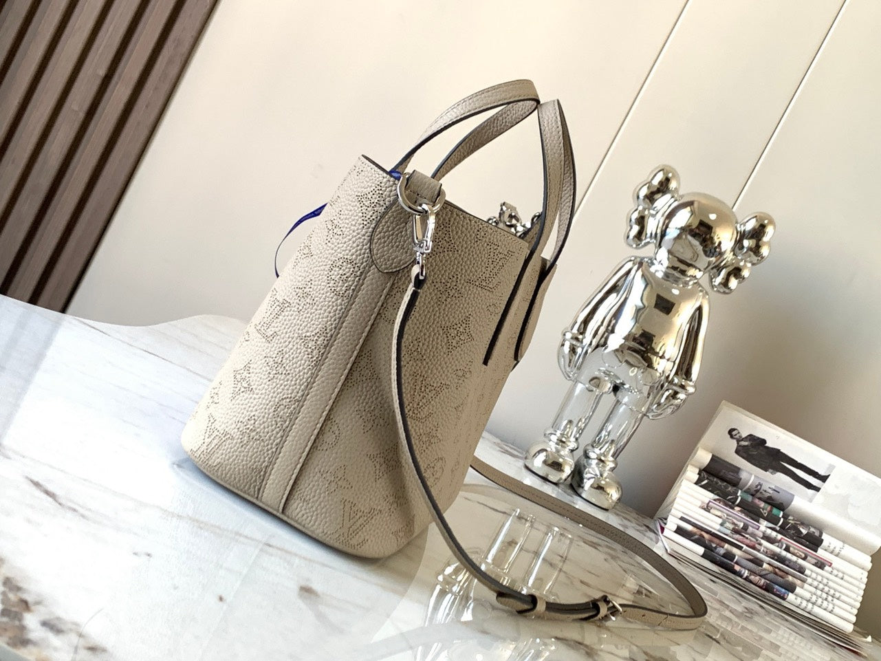 Lou*s Vuitt*n lv blossom pm mahina handbags 20x20x12.5cm - image 2