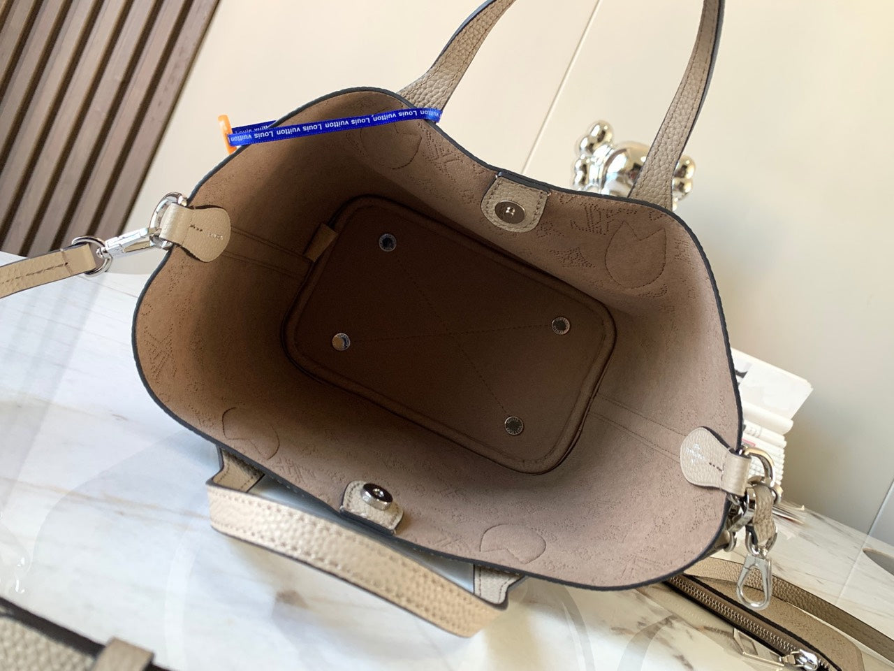 Lou*s Vuitt*n lv blossom pm mahina handbags 20x20x12.5cm - image 4