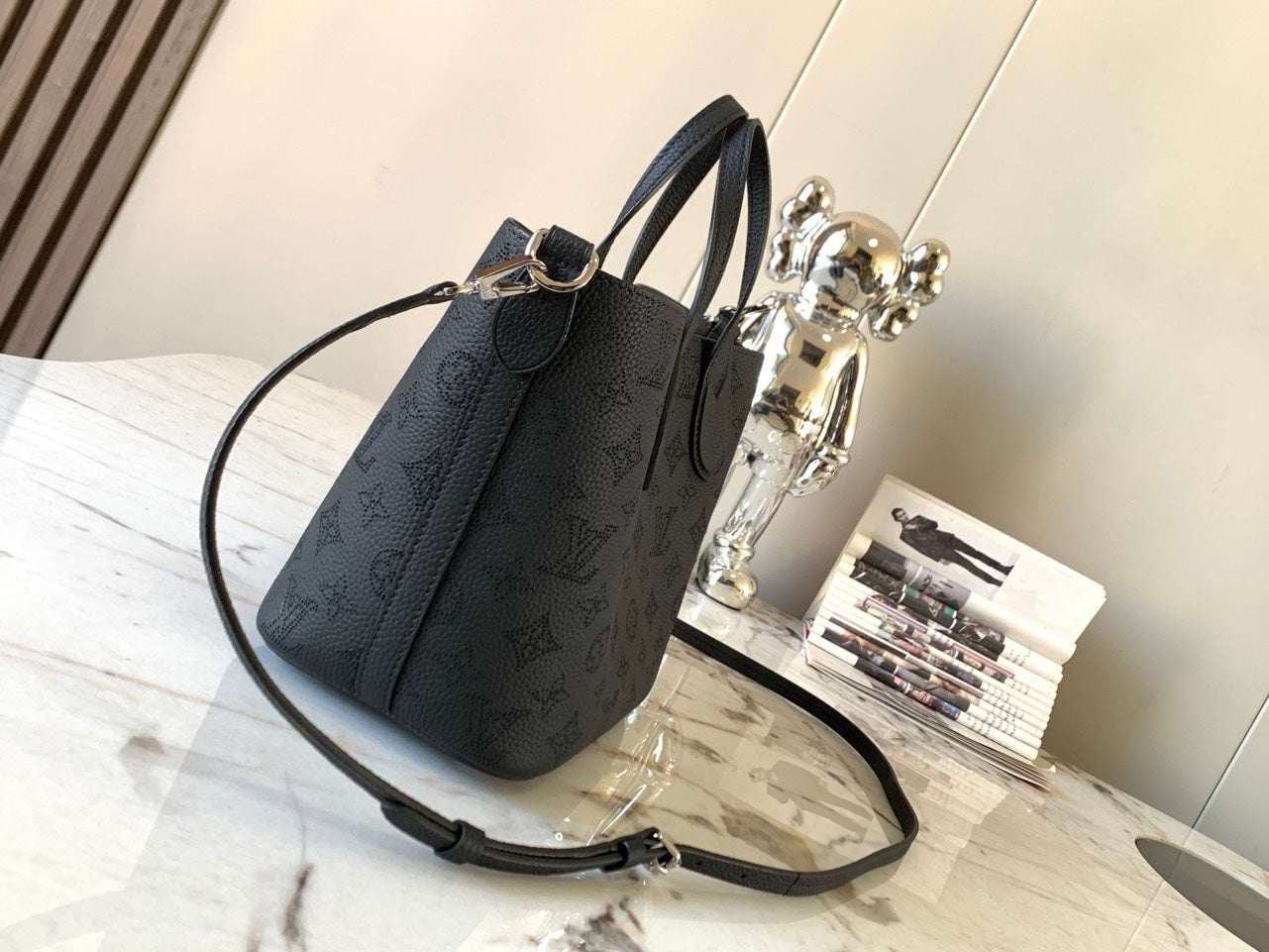 Lou*s Vuitt*n lv blossom pm mahina black handbags 20x20x12.5cm - image 3