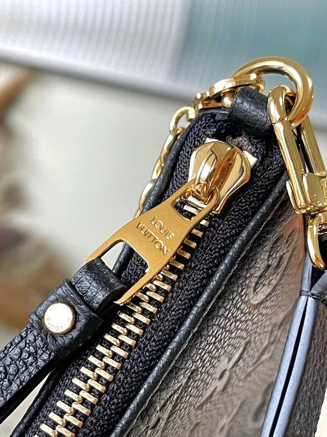 Lou*s Vuitt*n lv easy pouch on strap super handbags black 19×11.5x3cm - image 2
