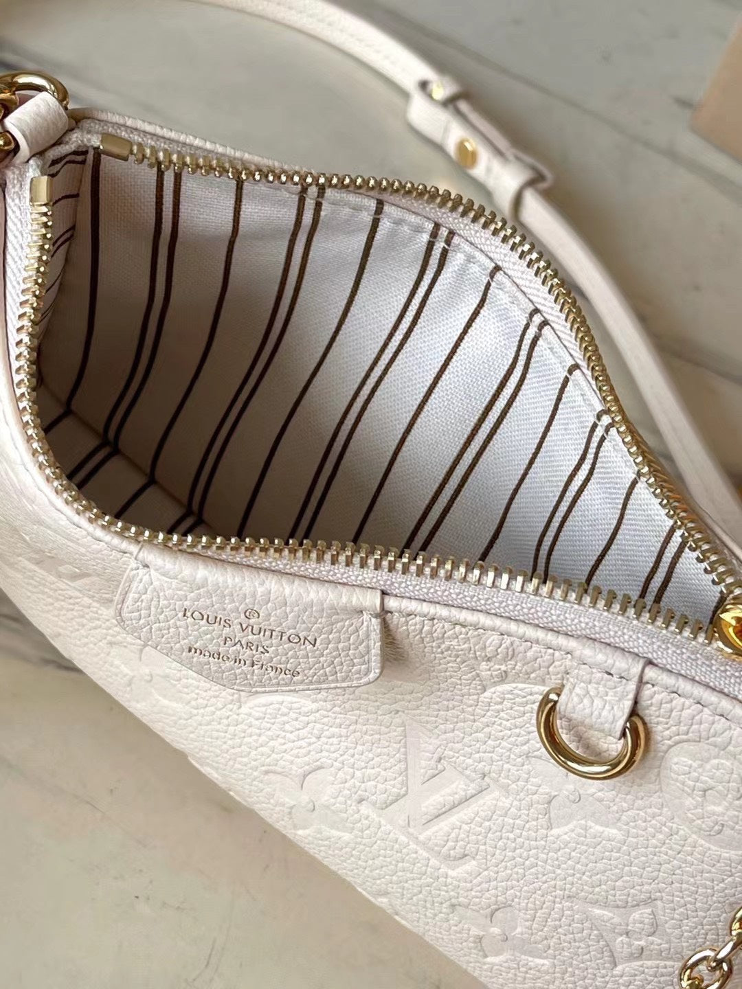 Lou*s Vuitt*n lv easy pouch on strap handbags white milk 19×11.5x3cm - image 3