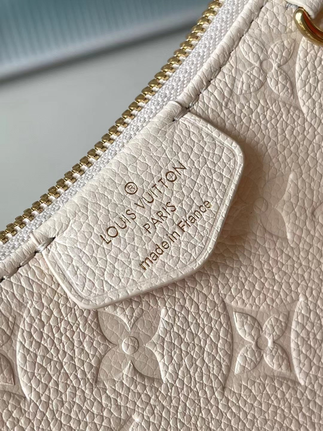 Lou*s Vuitt*n lv easy pouch on strap handbags white milk 19×11.5x3cm - image 7
