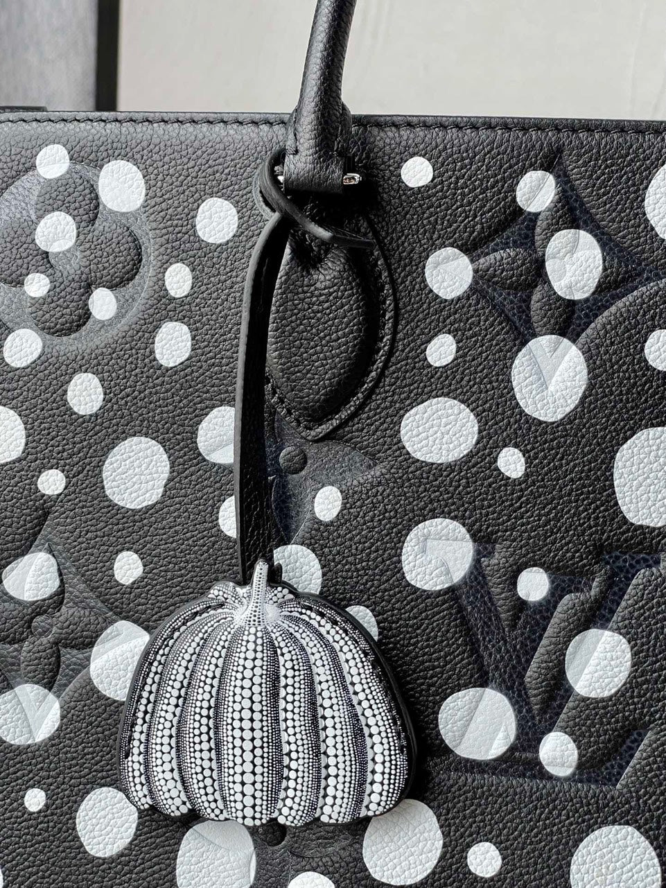 Lou*s Vuitt*n lv on the go black polka dot pattern handbags 35x27x14cm - image 3