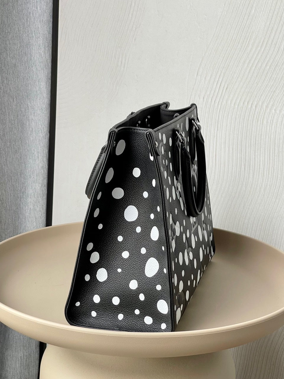 Lou*s Vuitt*n lv on the go black polka dot pattern handbags 35x27x14cm - image 5