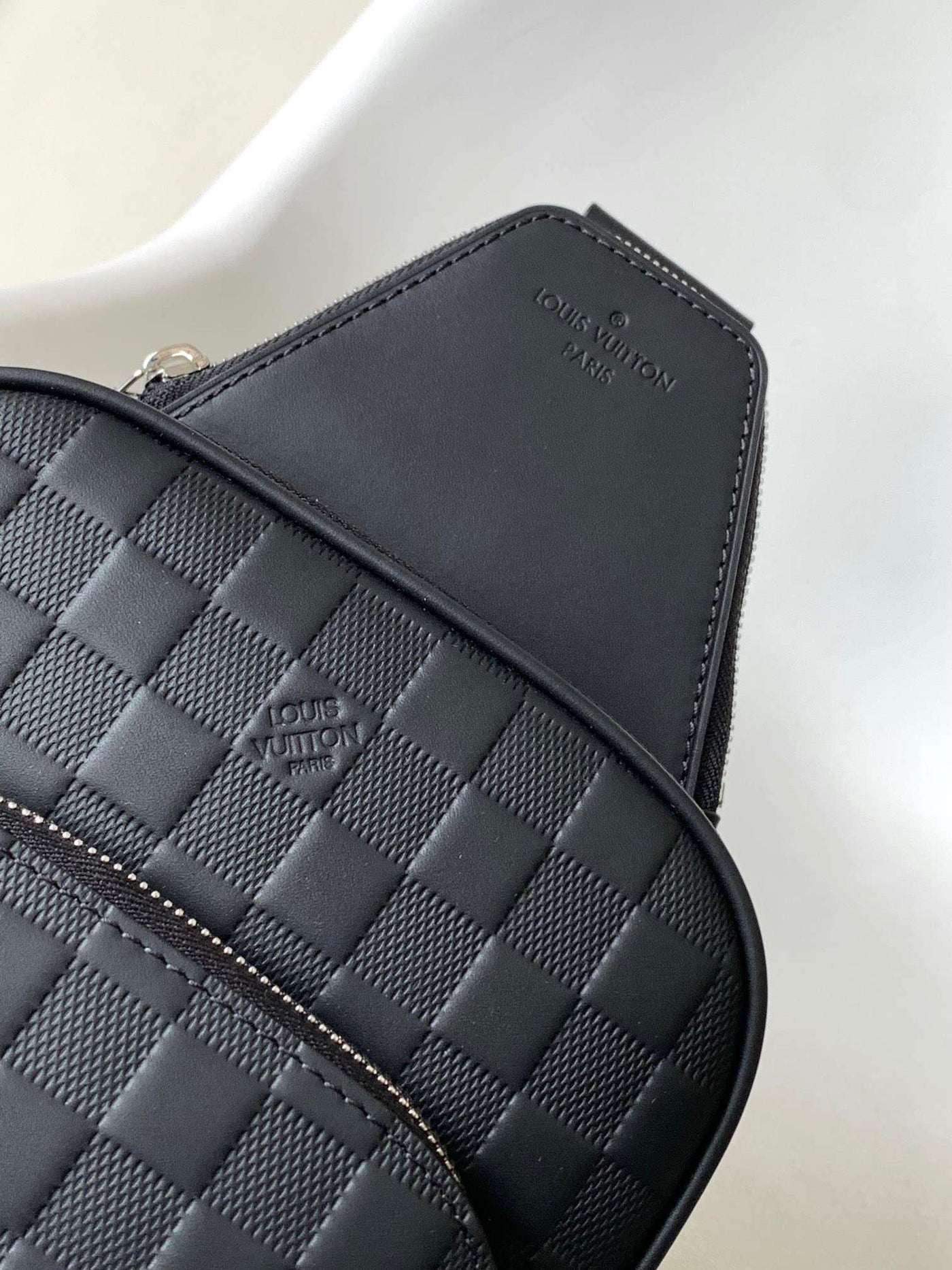 Lou*s Vuitt*n lv avenue men’s bag like auth checkerboard pattern black 20x31x7cm - image 4