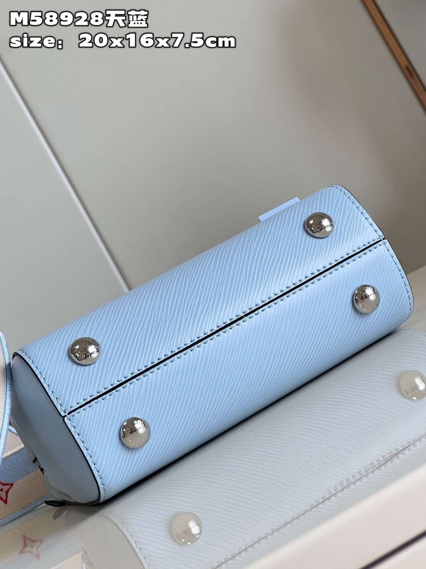 Lou*s Vuitt*n clunny blue raised pattern handbags 20x16cm - image 9