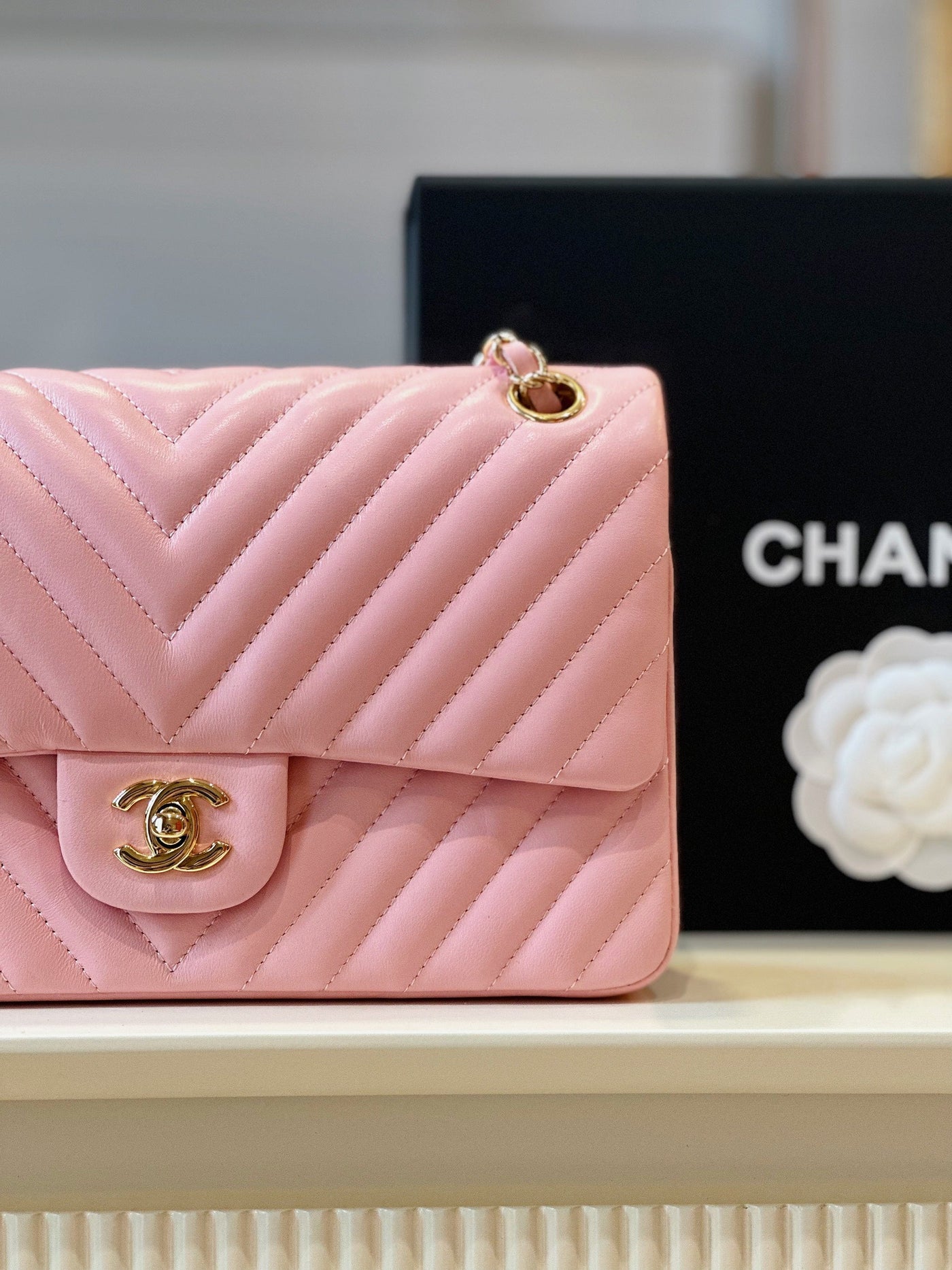 Chan*l classic handbags v-pattern pink lock gold 23cm - image 4