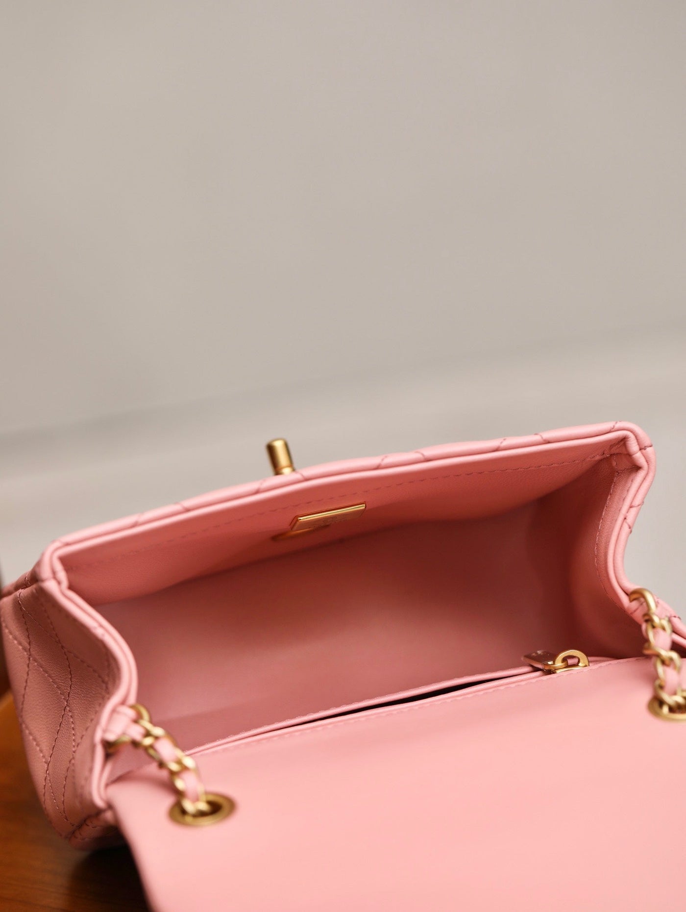 Chan*l classic woman’s 11 handbag pink with bag handle bell 18cm - image 5