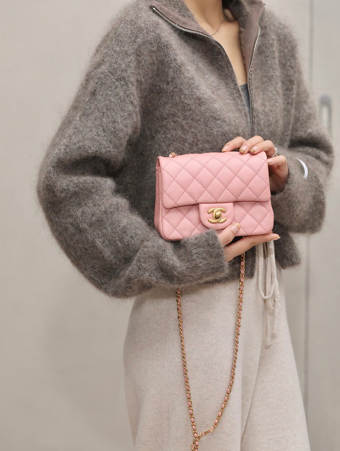 Chan*l classic woman’s 11 handbag pink with bag handle bell 18cm - image 9