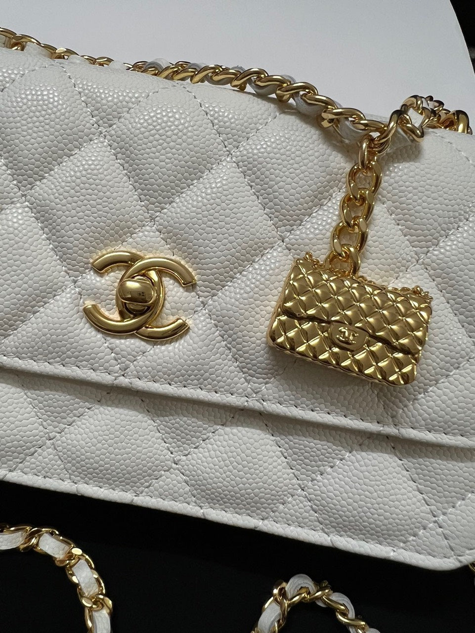Chan*l woc charm handbags white lizard skin with lock pattern bag 20cm - image 4