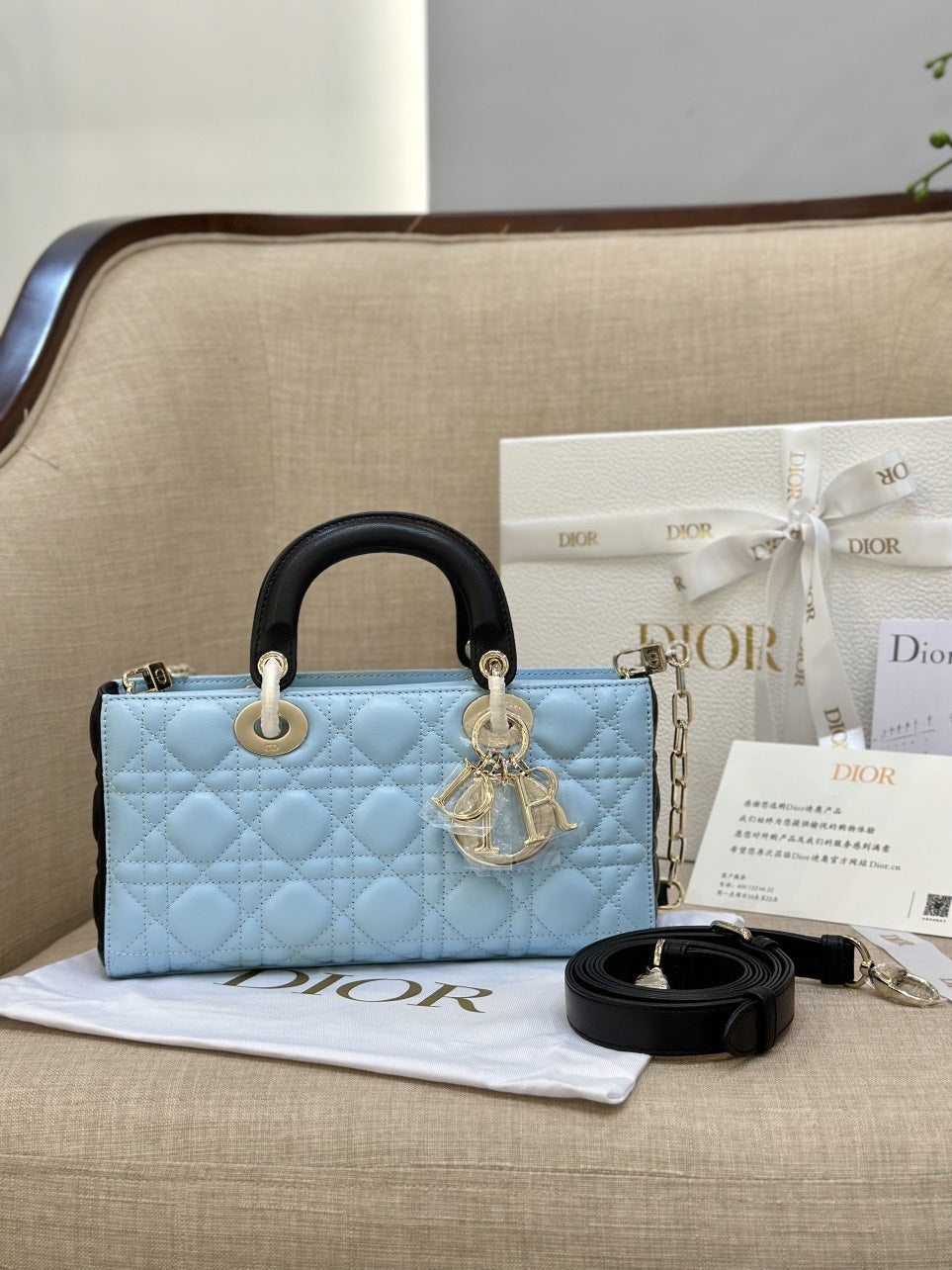Di*r d-joy women’s handbag, ice blue cowhide leather, like auth 26cm - image 3