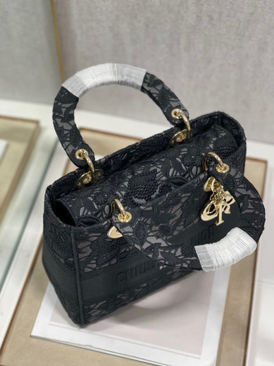 túi xách Di*r lady họa tiết ren hoa nữ màu đen rep 11 cao cấp 24cm - image 3