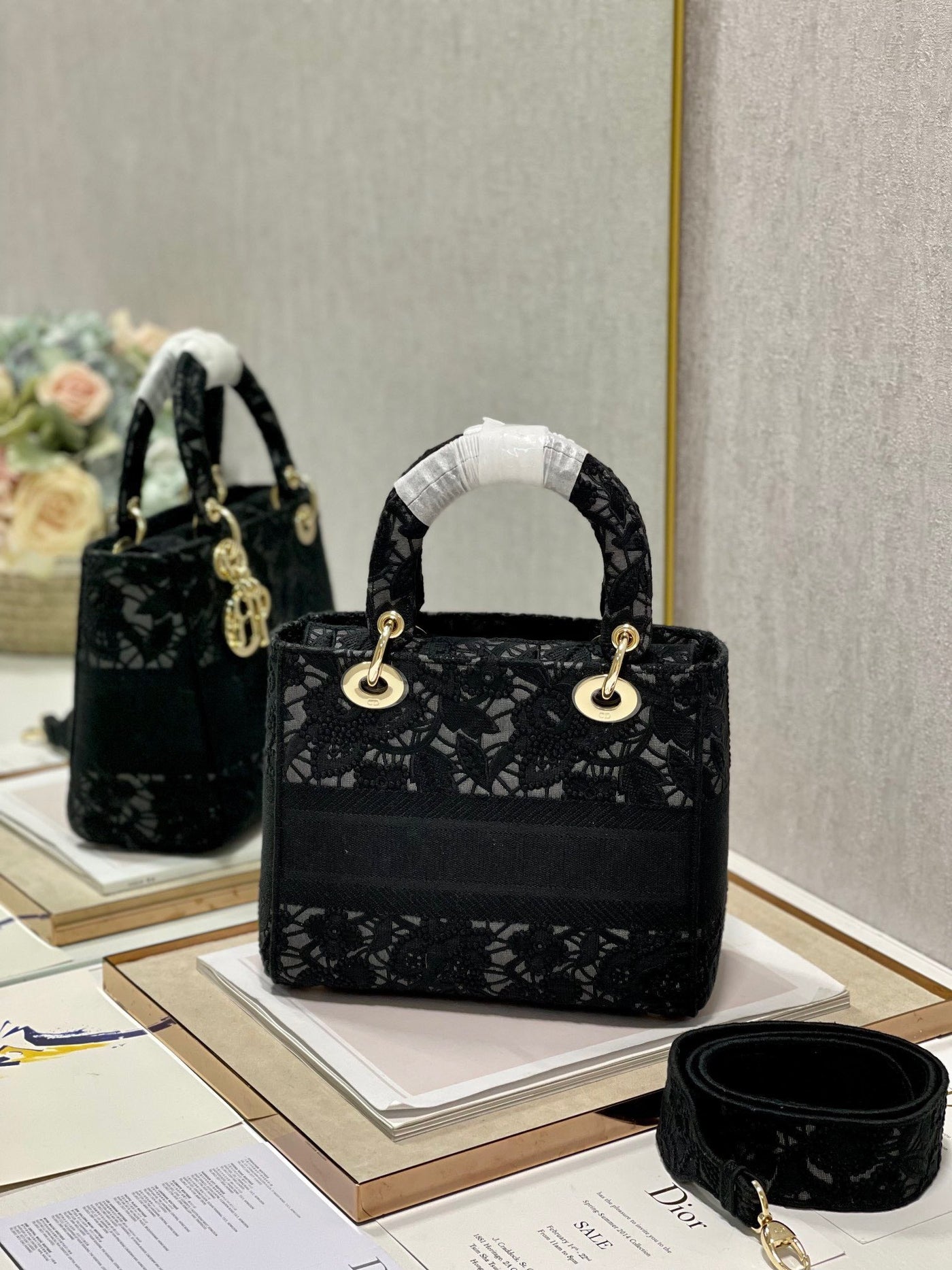 túi xách Di*r lady họa tiết ren hoa nữ màu đen rep 11 cao cấp 24cm - image 4