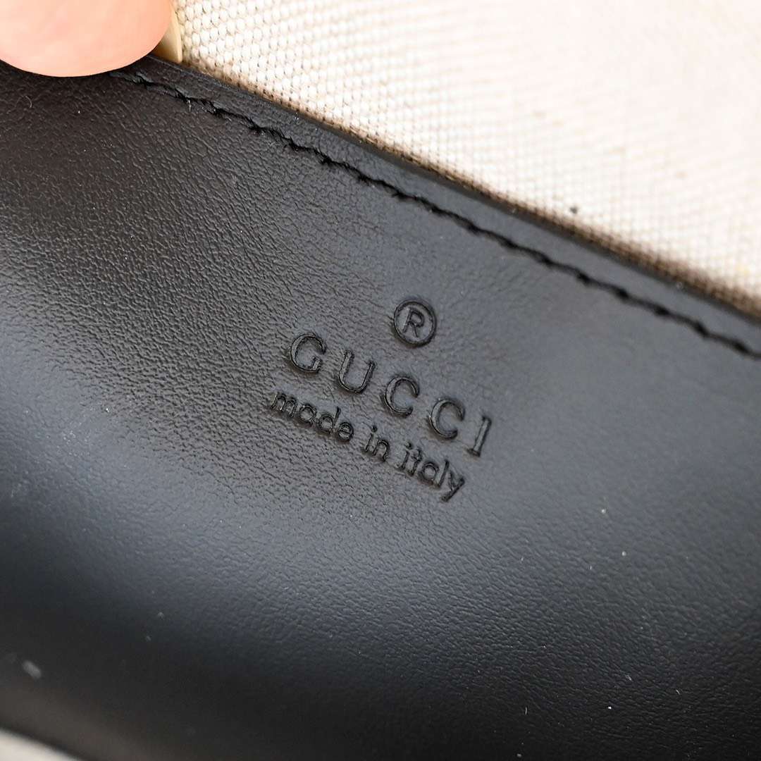 Guc*i matelasse like auth bag with embossed gc pattern 21cm - image 4