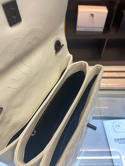 Chan*l trendy white smooth leather with lock black handbags 25cm - image 2