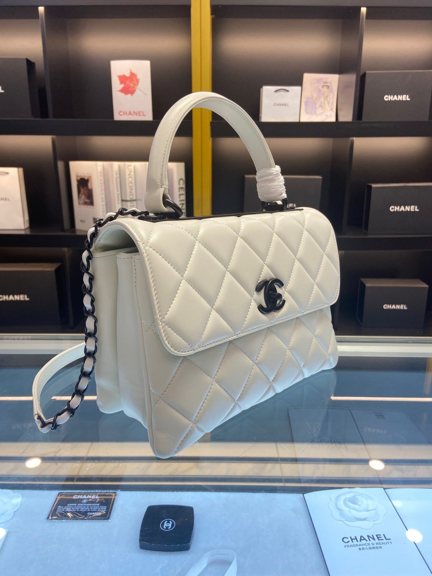 Chan*l trendy white smooth leather with lock black handbags 25cm - image 3