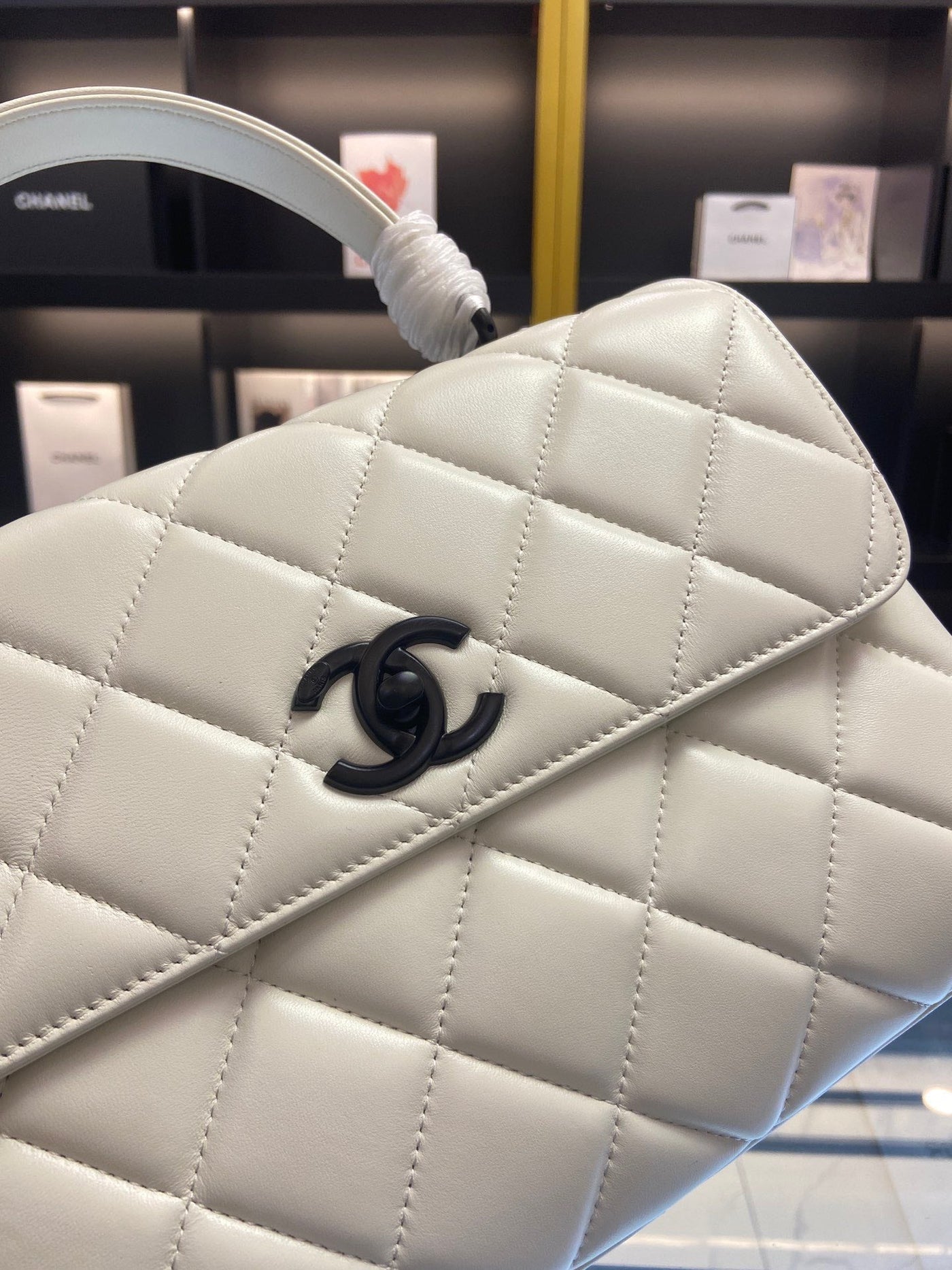 Chan*l trendy white smooth leather with lock black handbags 25cm - image 5