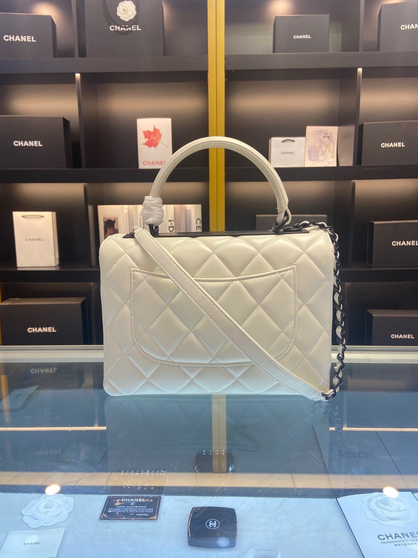 Chan*l trendy white smooth leather with lock black handbags 25cm - image 6