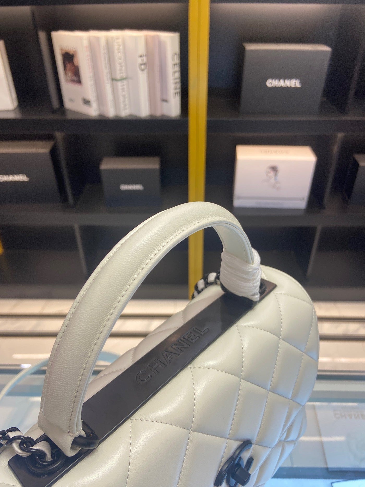 Chan*l trendy white smooth leather with lock black handbags 25cm - image 7