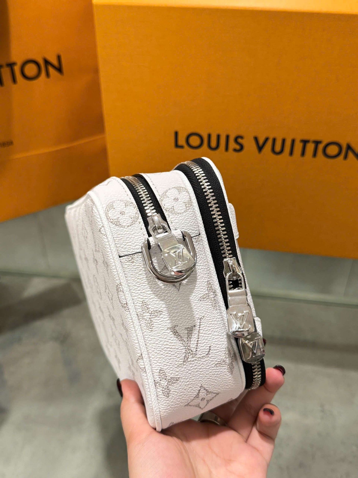 Lou*s Vuitt*n lv alpha monogram white handbag 24x16x8cm - image 2