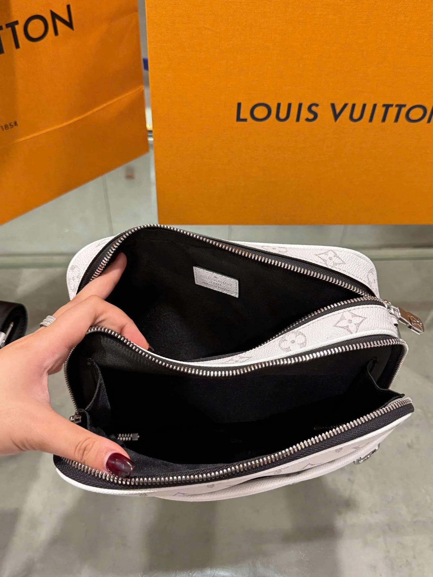 Lou*s Vuitt*n lv alpha monogram white handbag 24x16x8cm - image 3