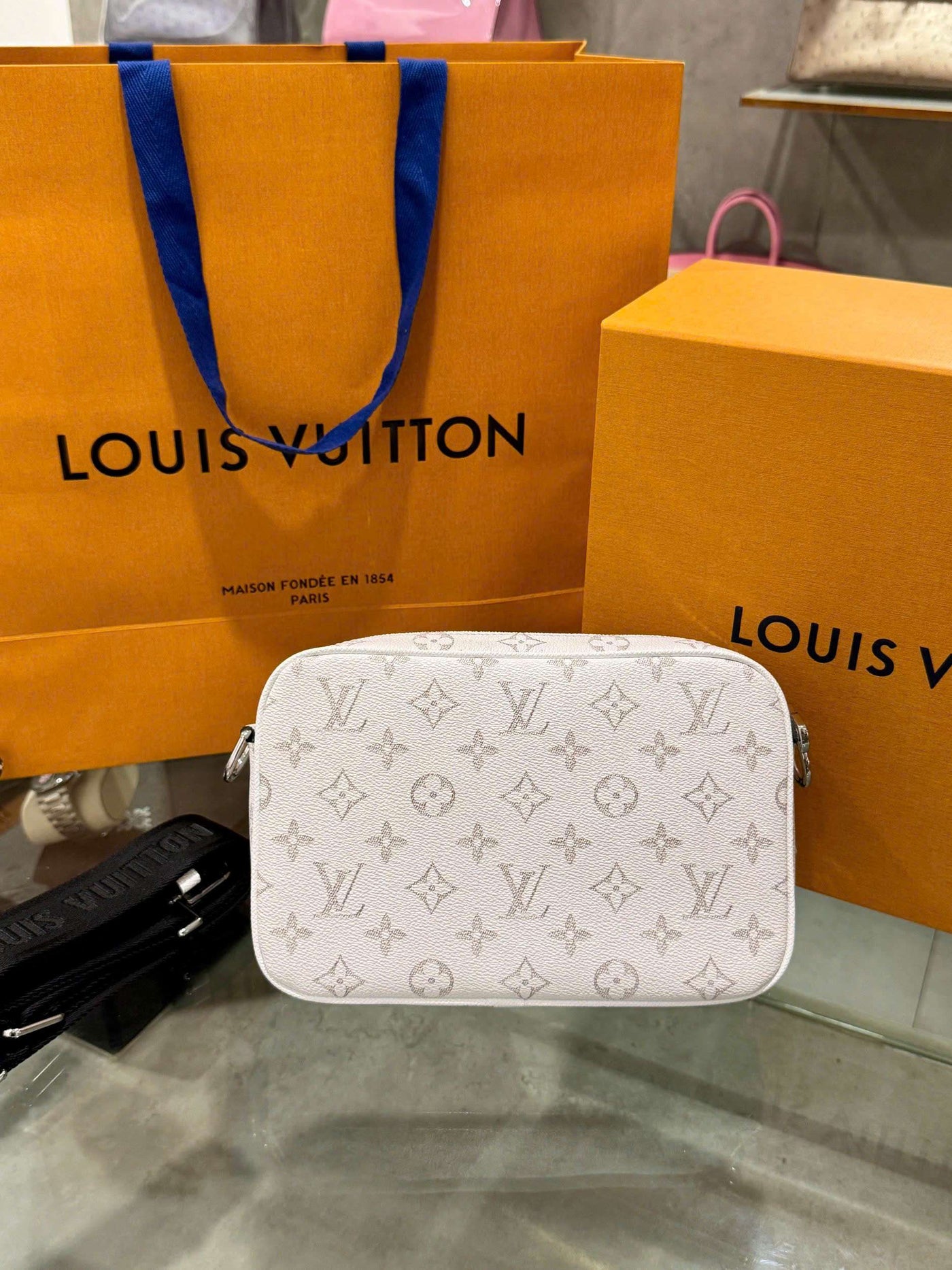 Lou*s Vuitt*n lv alpha monogram white handbag 24x16x8cm - image 4