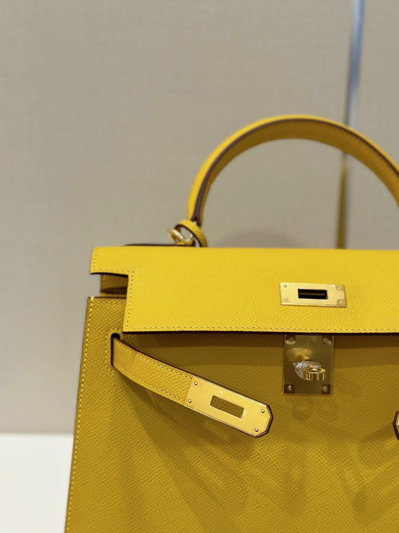 Herm*s kelly replica 1:1 lock gold woman’s yellow handbags 28cm - image 2