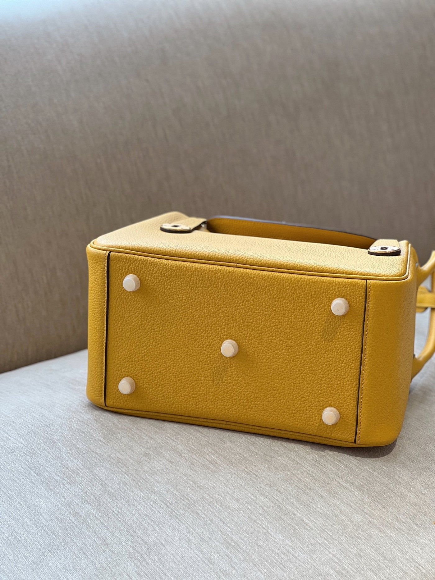 Herm*s lindy woman’s yellow leather handbags size 26cm - image 6