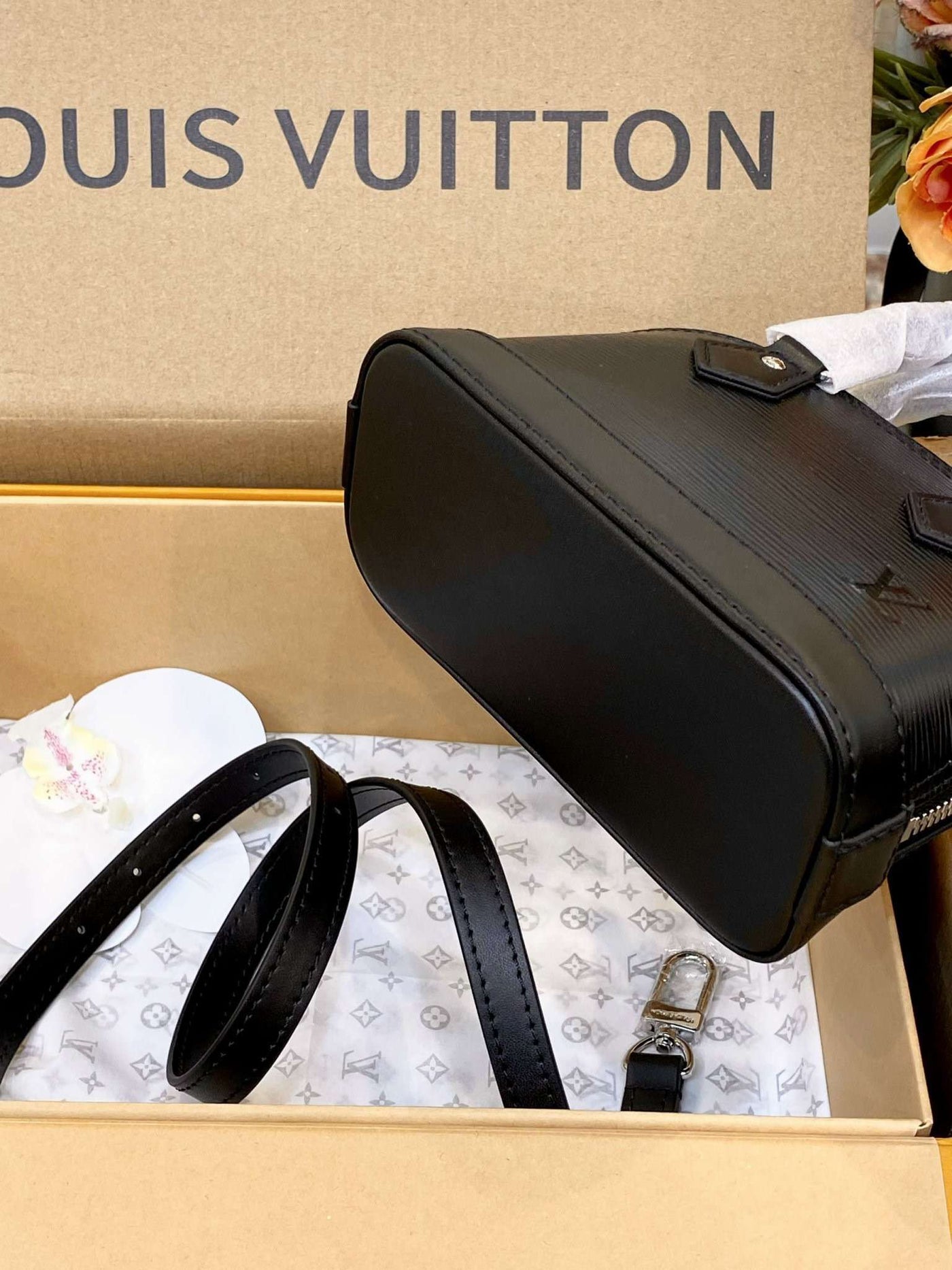 Lou*s Vuitt*n lv alma handbags woman’s black 18cm - image 3