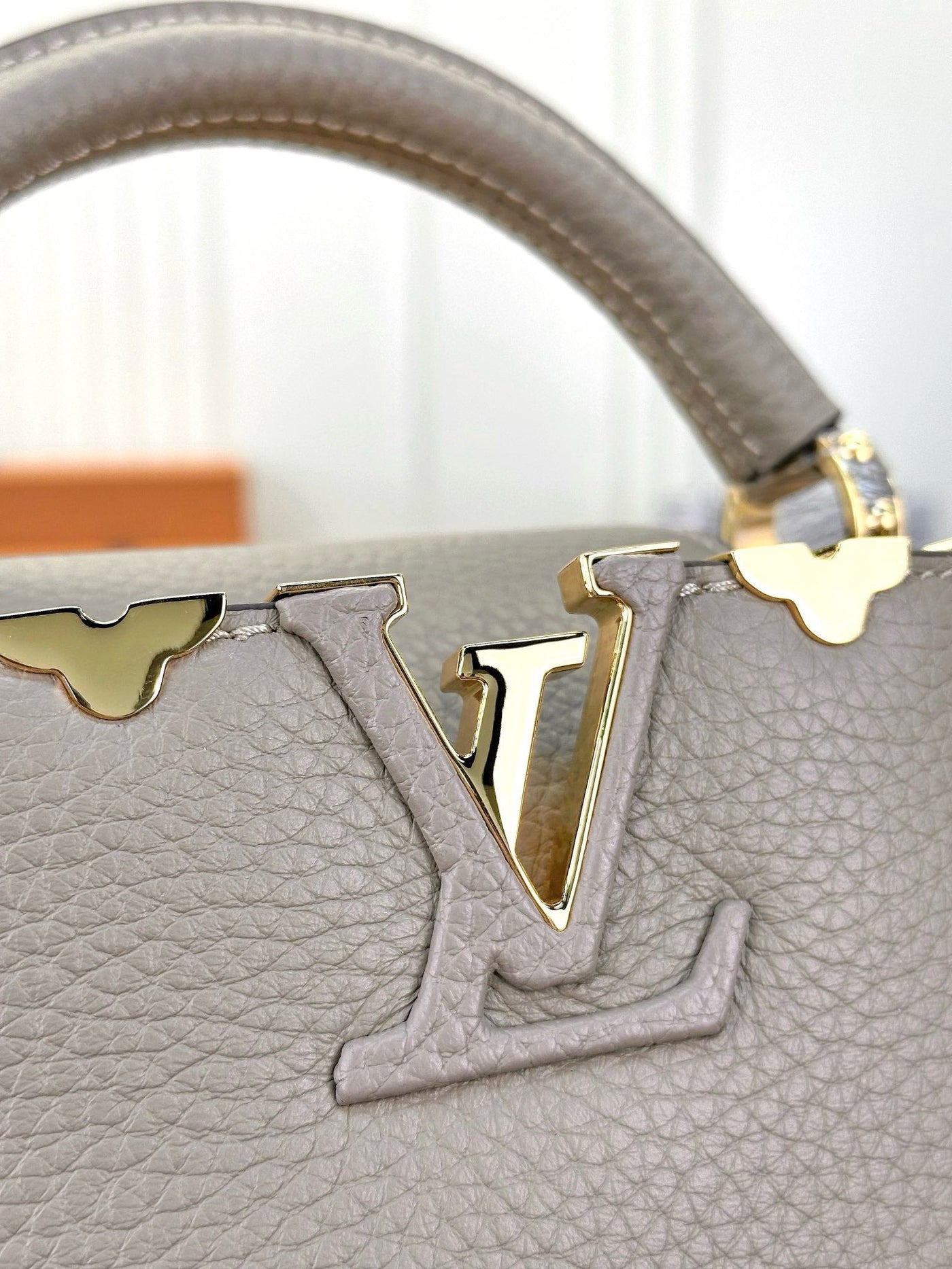 Lou*s Vuitt*n lv capucines lock gold handbags cowhide leather 21cm - image 4