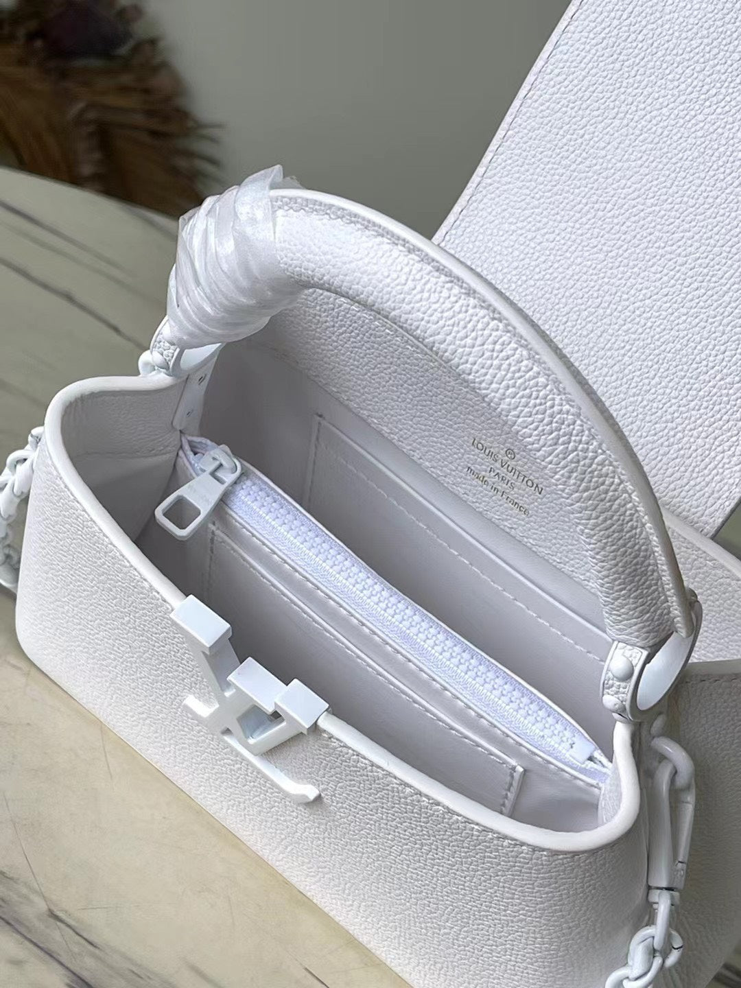 Lou*s Vuitt*n lv capucines handbags white leather 21cm - image 2