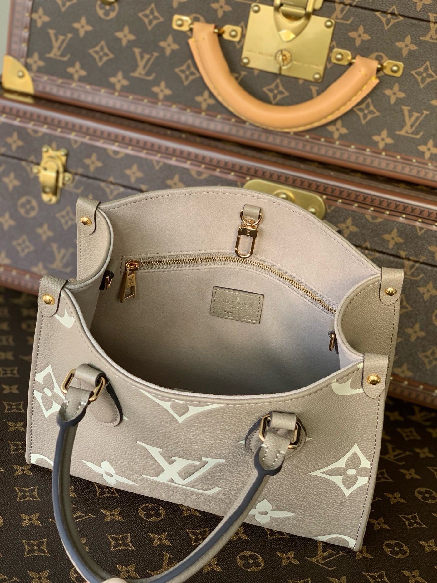 Lou*s Vuitt*n lv onthego woman’s grey cowhide leather handbags 25cm - image 3