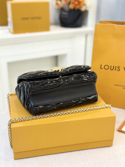 Lou*s Vuitt*n lv twist women’s handbag glossy black like auth 23cm - image 4