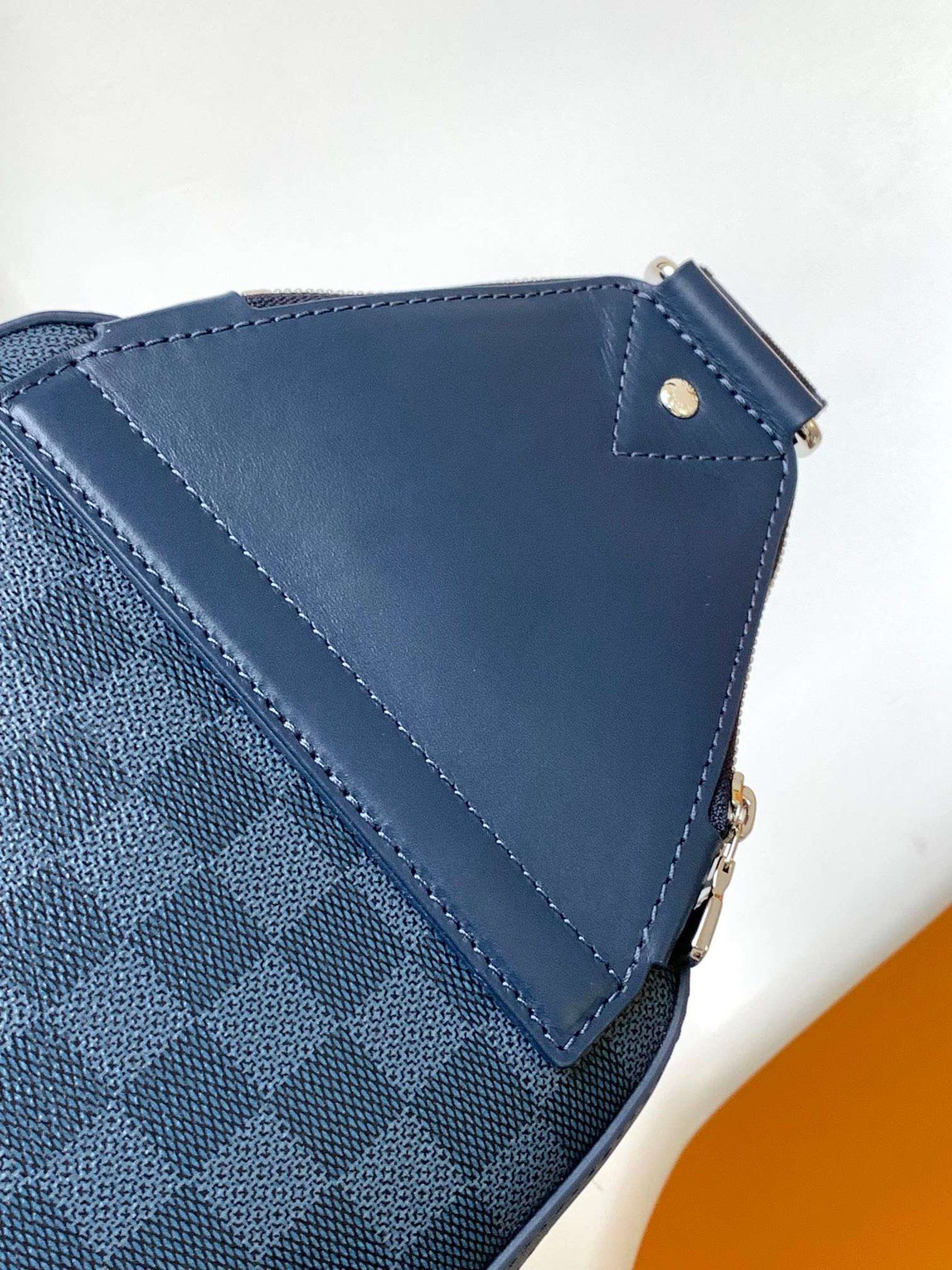 Lou*s Vuitt*n lv avenue men’s handbag replica checkerboard pattern 20x31x7cm - image 4