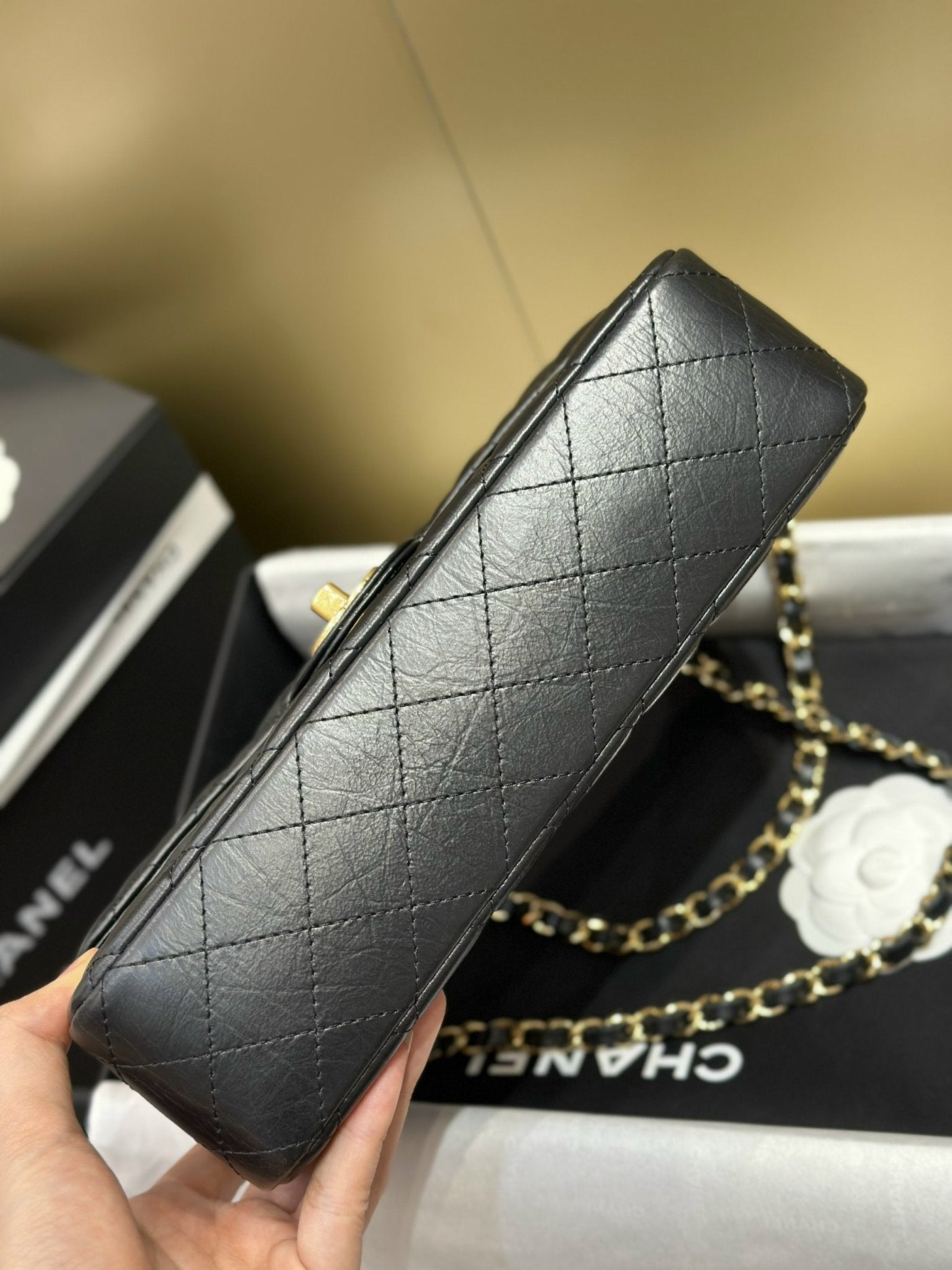 Chan*l classic lock gold with black wrinkled skin like auth handbags 25cm - image 3